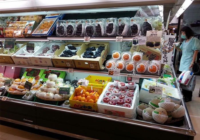 台北信義三越A4自営スーパー&日本展現場日本フルーツ試食販売(農総研)